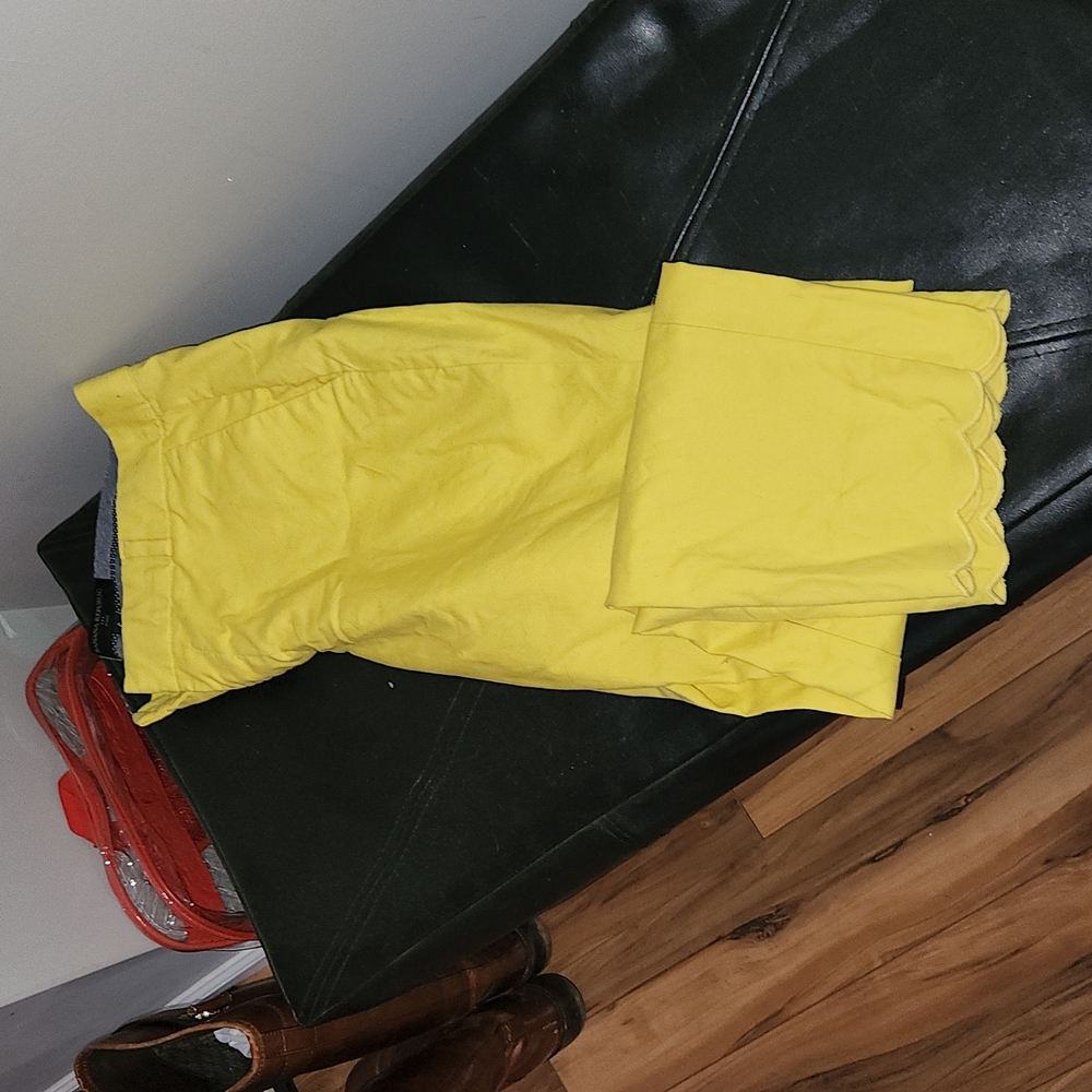 Banana Republic Factory scalloped leg Capri. Size 6